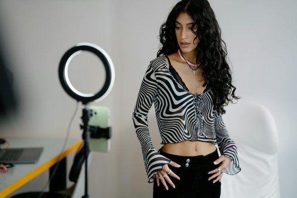 Discover your perfect eyewear: the ultimate uk guide to choosing frames that flatter your face shape and reflect your unique style